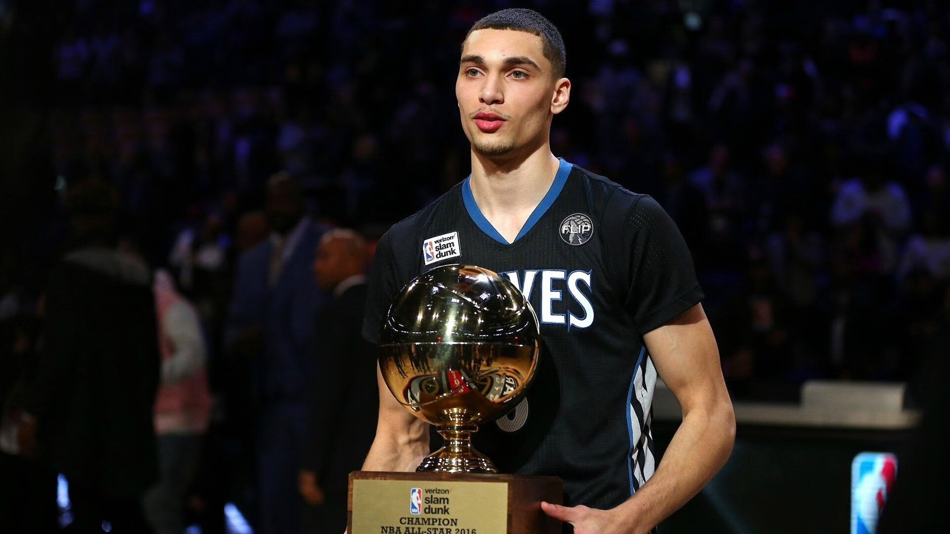 仰泳赛道摩纳哥选手节奏精准，摩纳哥泳池