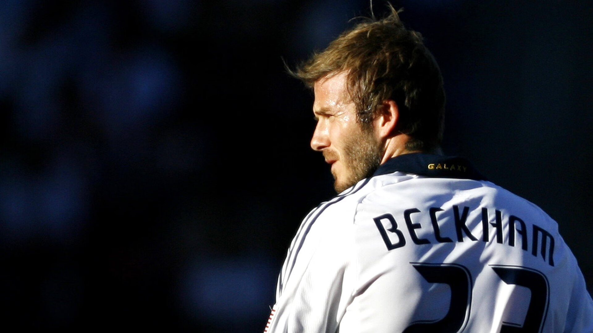 裁判在关键比赛中控场能力出色避免局势失控保持公平，裁判员对比赛进行管理的手势有